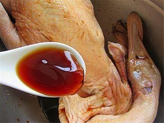 5、家庭自制脆皮蜜汁烤鸭,用蚝油接着里外揉搓一遍