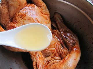 6、家庭自制脆皮蜜汁烤鸭,蜂蜜继续里外揉搓