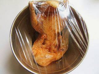 7、家庭自制脆皮蜜汁烤鸭,加入八角，桂皮，花椒、葱段塞进内脏，加入清水，将这些调料拌匀，将鸭子腌渍在其中，装鸭子的盆用保鲜膜包上，放冰箱腌渍冷藏一夜