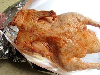 8、家庭自制脆皮蜜汁烤鸭,腌好的鸭子取出，放在阴凉的地方自然风干晾至少5小时，至表皮干燥，紧缩发亮，把苹果切成几块塞进鸭肚子里，可以用牙签将开口固定一下。将容易烤糊的