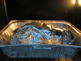 9、家庭自制脆皮蜜汁烤鸭,待表面的水稍稍沥干后，放入预热160度的烤箱，烤制1小时，注意先将整个鸭子用锡纸覆盖着烤，烤制30分钟左右取下锡纸接着烤