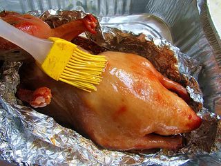 11、家庭自制脆皮蜜汁烤鸭,每二十分钟取出刷一次蜂蜜水，每次都要仔细，每次都要待表皮晾干后再烤制，最后一次刷完蜂蜜水，烤箱调至220度，再烤制15分钟左右就好了。具体的