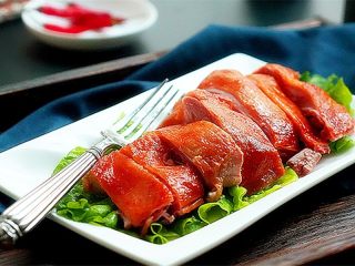 12、家庭自制脆皮蜜汁烤鸭,取出可整只摆盘也可以切块摆盘