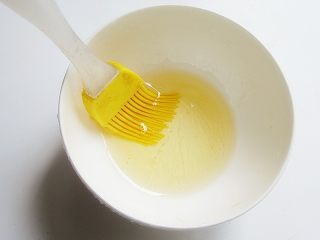 10、家庭自制脆皮蜜汁烤鸭,用2勺蜂蜜水加2勺白醋调匀