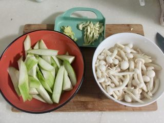 2、丝瓜烩白玉菇,丝瓜削皮洗净切长滚刀条，白玉菇切去根部，撕开清洗干净，姜削皮洗净切丝，蒜剥皮洗净切片