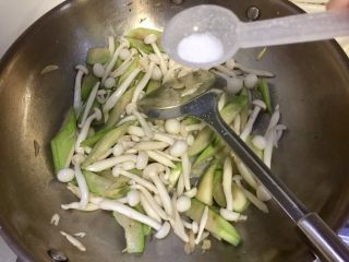 7、丝瓜烩白玉菇,根据个人口味加入适量食盐，淋入少许清水，丝瓜白玉菇都会出水，小火焖两三分钟