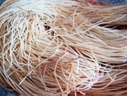 1、炒面线,1.炸面线。250克面线约需油1斤，实耗50克左右。当油锅烧至七分热（刚要冒烟）时，中火，将面线分两次,依次放油中炸制。炸至赤黄色时用漏勺翻