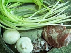 2、炒面线,2.准备配料。韭黄洗净切断，鱿鱼须过热水捞一下。瘦肉丝用老抽、生粉腌上2分钟，口蘑切片