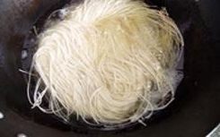 3、炒面线,3.煮面线。锅中宽水烧开，炸好的面线入水锅氽一下，捞出待用