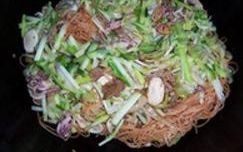 4、炒面线,4.烹炒。锅中放适量油，烧热后放入肉丝、鱿鱼须略微爆炒，加入韭黄段和1/4大匙的生抽和1小匙的盐，炒两分钟左右，加入4大匙的水，滚沸后下1小