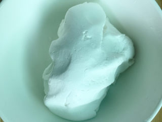 6、红糖糍粑,揉成团