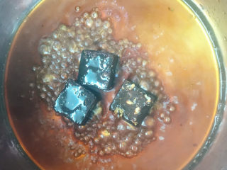 13、红糖糍粑,红糖块放入锅中，加入少许清水熬化