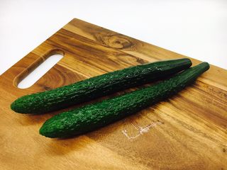 1、#绿色美食# 黄瓜炒虾仁,主要食材：黄瓜