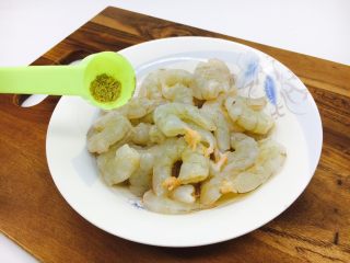 11、#绿色美食# 黄瓜炒虾仁,放一小捏白胡椒粉。