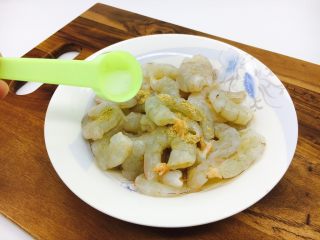 12、#绿色美食# 黄瓜炒虾仁,放一小捏盐。
