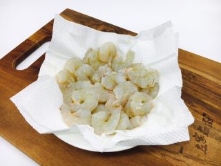 10、#绿色美食# 黄瓜炒虾仁,用餐巾纸吸干虾仁的水份。