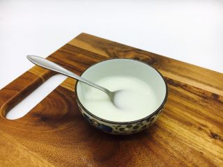 17、#绿色美食# 黄瓜炒虾仁,提前调制好碗汁，碗里放1勺淀粉，1小勺盐，少许鸡精，1小勺料酒，1小捏白糖，1小捏白胡椒粉，4勺水，把它们调匀。