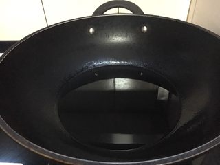 18、#绿色美食# 黄瓜炒虾仁,大火起锅，锅热，放入500g左右的油。