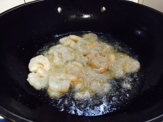 21、#绿色美食# 黄瓜炒虾仁,当虾仁由透明色颜色变粉时改小火，捞出虾仁。