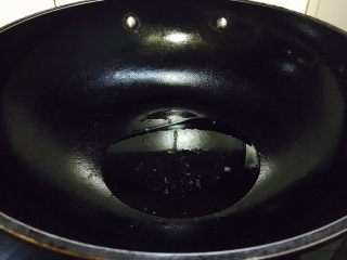 24、#绿色美食# 黄瓜炒虾仁,锅里留少许底油。