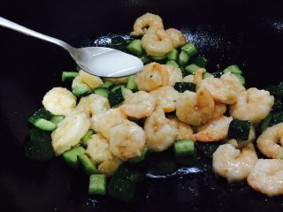 29、#绿色美食# 黄瓜炒虾仁,淋入适量的碗汁（第17步骤备好的），勾透明芡。