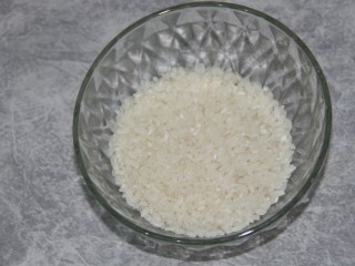 1、百合银耳粥,先准备好大米