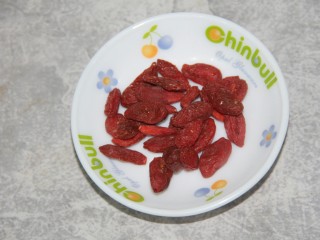 3、百合银耳粥,枸杞子适量