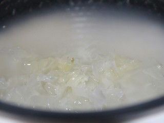 7、百合银耳粥,把银耳放进去