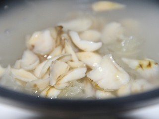 8、百合银耳粥,再放百合