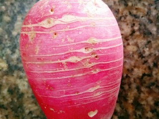 1、冬日暖心菜+萝卜肉丸汤,新鲜的萝卜，去头尾，洗干净。