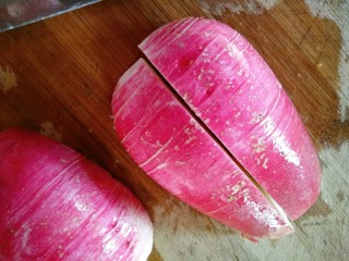 2、冬日暖心菜+萝卜肉丸汤,对半切开，再切成两半