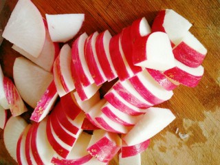 3、冬日暖心菜+萝卜肉丸汤,再切成大小相等的厚片