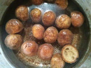 5、冬日暖心菜+萝卜肉丸汤,盆里放点水，把肉丸子浸泡一会，让它去掉多余的油脂