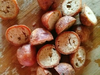 6、冬日暖心菜+萝卜肉丸汤,洗两遍后从中间切开，这样方便煮透