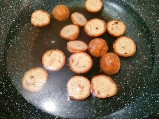 7、冬日暖心菜+萝卜肉丸汤,锅里放入适量水，把肉丸子放入