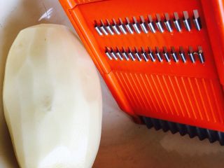 1、微波土豆丝,土豆去皮准备擦丝（刀功好的可以手切细丝）