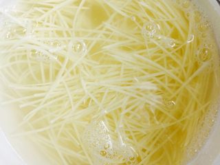 2、微波土豆丝,凉水中暂泡几分钟