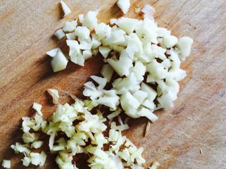 3、微波土豆丝,蒜、姜切碎