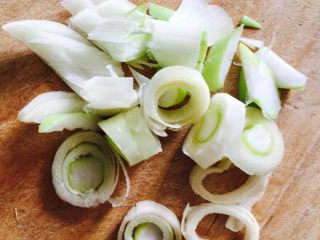 4、微波土豆丝,葱切碎