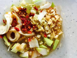 5、微波土豆丝,取一微波专用餐具，放入食用油、葱姜蒜、盐、十三香、醋、味极鲜、辣椒碎