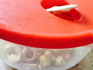 6、微波土豆丝,盖好盖子打开放气阀