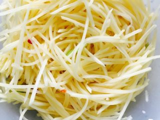 8、微波土豆丝,放入控水的土豆丝搅匀