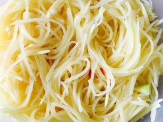 10、微波土豆丝,搅匀放入鸡精就可以了