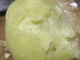 1、清真小吃-炸松肉,先将土豆外皮洗干净，上锅蒸熟（如果有咯吱就忽略此步）。