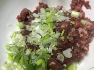3、清真小吃-炸松肉,将葱切末，加入肉馅中。