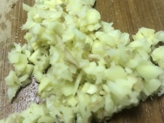 4、清真小吃-炸松肉,将姜切片后剁成姜末加入肉馅中。