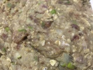 9、清真小吃-炸松肉,将土豆泥拌入肉馅中，用手揉匀，将土豆泥完全揉进去，变成肉馅团。（如果有咯吱就忽略此步）