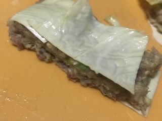 10、清真小吃-炸松肉,将油皮小心揭开铺好，抹上一层水淀粉，将肉馅团铺在油皮上，在肉馅上面抹上一层淀粉水，然后再铺上一层玉米淀粉。铺好后，将半成品的松肉切块。