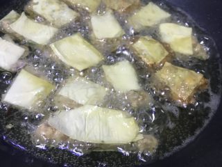 11、清真小吃-炸松肉,锅里放油，在火上到四五成时，放入松肉块，开始炸。