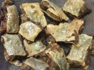 12、清真小吃-炸松肉,中小火将松肉炸到黄金色的时候，即可将松肉捞出，放在滤网上滤油。